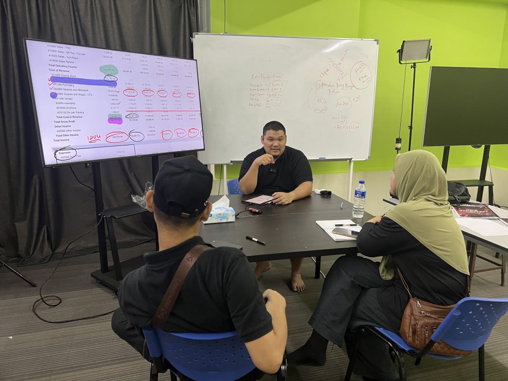 Firdaus Jailan menyemak laporan kewangan bersama owner